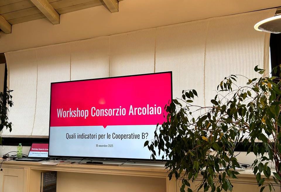 Monitor con slide presentativa del workshop